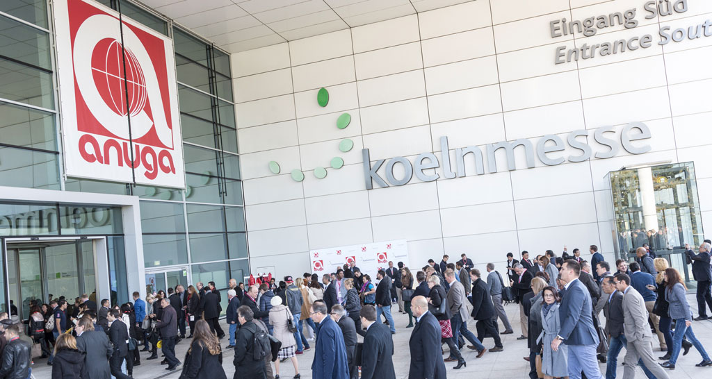 Ingresso fiera Anuga a Colonia, Germania. Persone in visita alla fiera alimentare Koelnmesse.