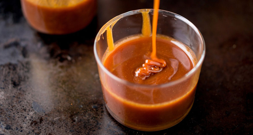 Dulce de leche cremoso in vetro. Salsa al caramello fatta in casa. Dessert argentino.