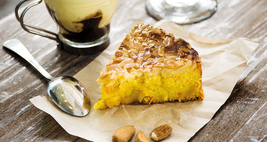 Merenda golosa: torta di mandorle, caffè. Dolce perfetto per una pausa gustosa.
