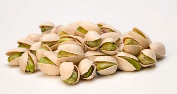 Pistacchi sgusciati. Snack salutare, frutta secca ricca di antiossidanti e vitamine. Alimento energetico.