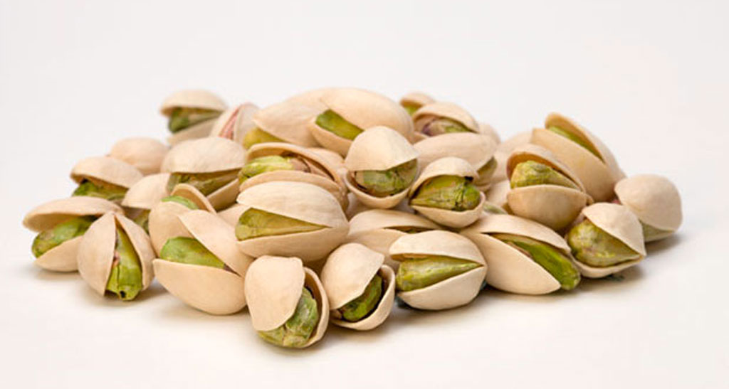 Pistacchi sgusciati. Snack salutare, frutta secca ricca di antiossidanti e vitamine. Alimento energetico.