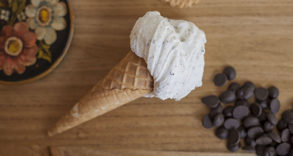 Gelato stracciatella in cono con gocce di cioccolato. Dessert estivo, delizia italiana.