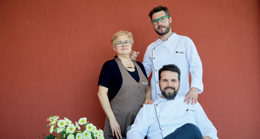Ritratto di famiglia: nonna, chef e cuoco. Tradizione culinaria italiana.
