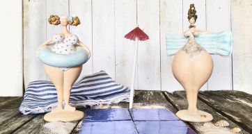 Statuine estive. Figure in costume da bagno con salvagente e asciugamano. Decorazioni mare e spiaggia.