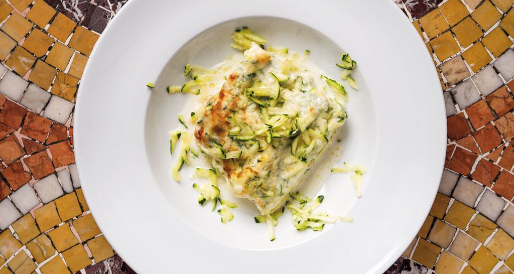 Lasagnette con zucchine fresche in piatto bianco. Ricetta italiana.