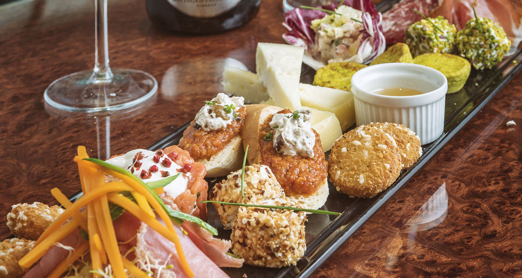 Aperitivo italiano: tagliere di formaggi, salumi e bruschette. Delizie culinarie.