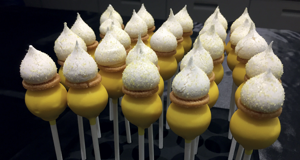 Dolcetti cake pops gialli e bianchi decorati. Dessert sfiziosi per feste e compleanni.
