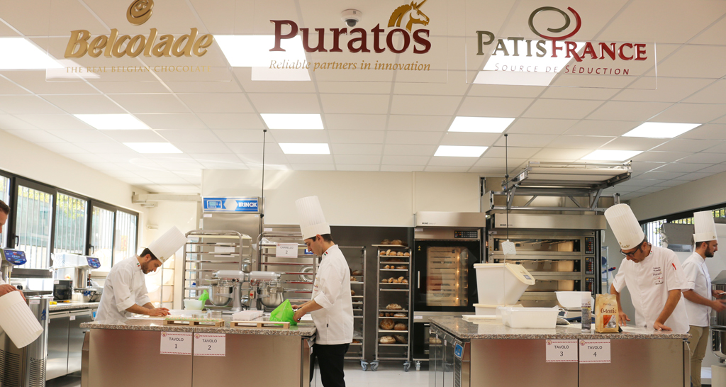 Laboratorio di pasticceria con chef Puratos, Belcolade e PatisFrance. Corsi di formazione professionale per pasticceri e panettieri.