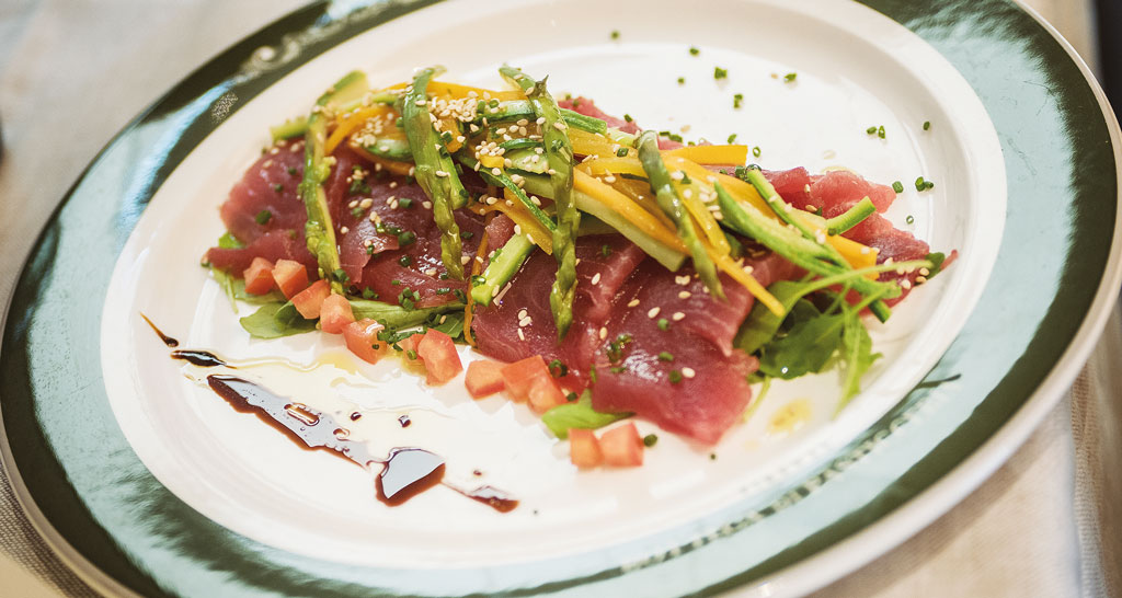 Tonno fresco con asparagi, pomodori e sesamo. Ricetta gourmet, cucina italiana.