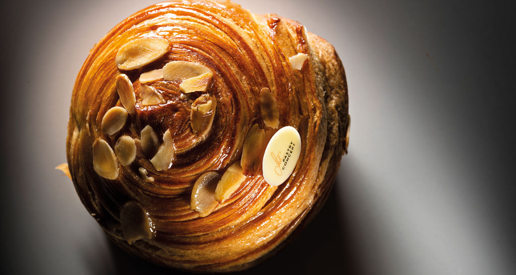 Giramondo con uvetta e mandorle. Pasticceria artigianale, dolce da forno.