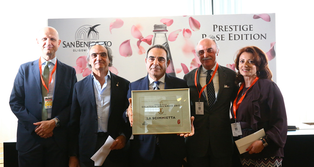 Premiazione gelateria La Scimmietta. Riconoscimento gastronomico, evento con persone in posa. Gelato artigianale.