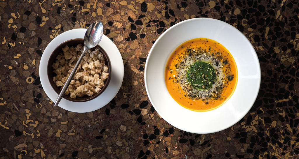 Zuppa di zucca e crostini. Piatto gourmet per pranzo o cena. Cucina italiana, ricetta autunnale.