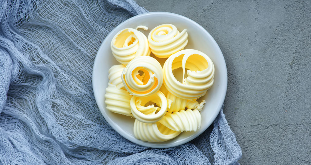 Riccioli di burro freschi in ciotola bianca. Burro artigianale, ideale per colazione. #burro #riccioli #colazione