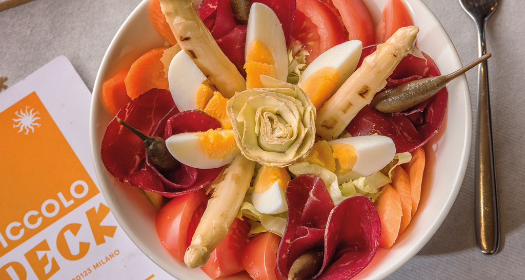 Insalata Peck Milano: bresaola, carciofi, asparagi, uova, pomodori e carote. Piatto gourmet, pranzo leggero.