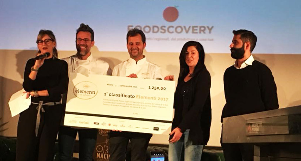 Premiazione Foodscovery: chef e team vincono concorso Elementi 2017. Assegno premio e sorrisi. Evento gastronomico.