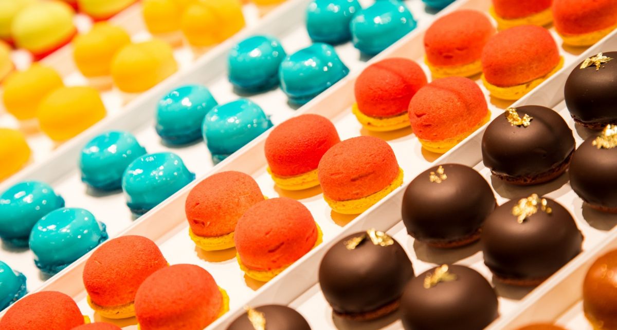 Dolci colorati assortiti. Pasticceria artigianale, macarons e cioccolatini gourmet.