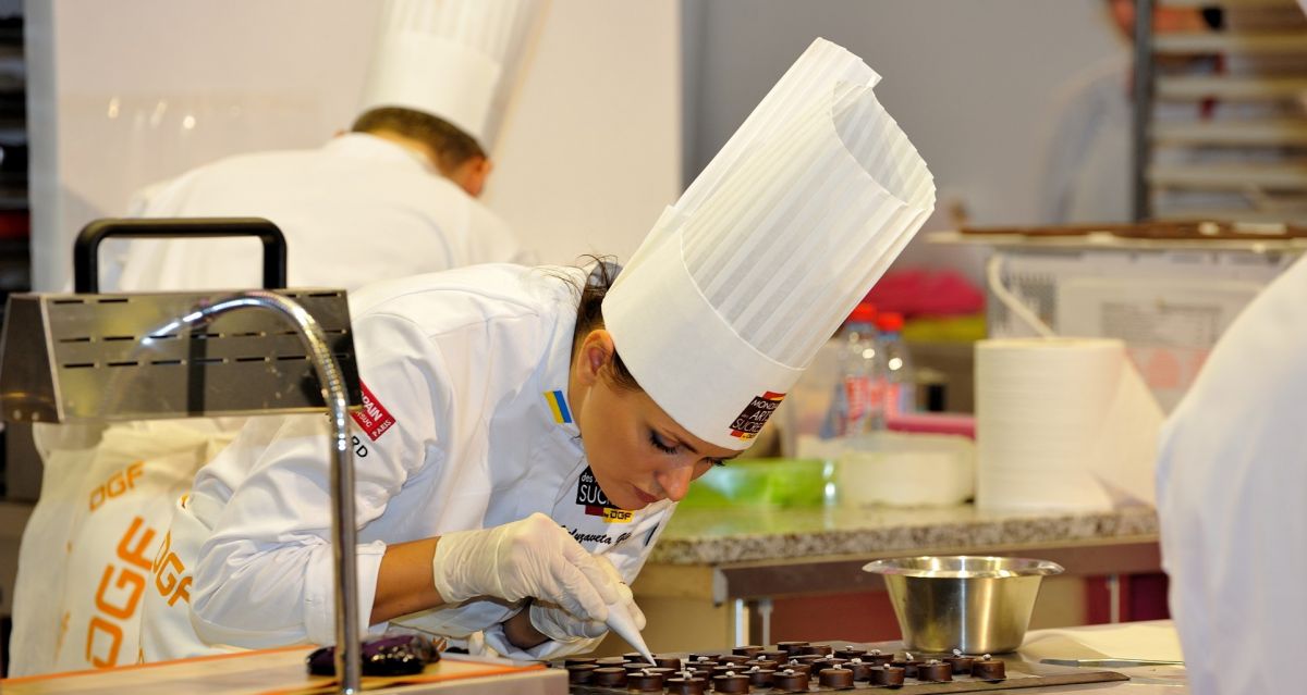 Chef decora cioccolatini. Pasticceria artigianale, dolce prelibato. Alta cucina, arte del cioccolato.