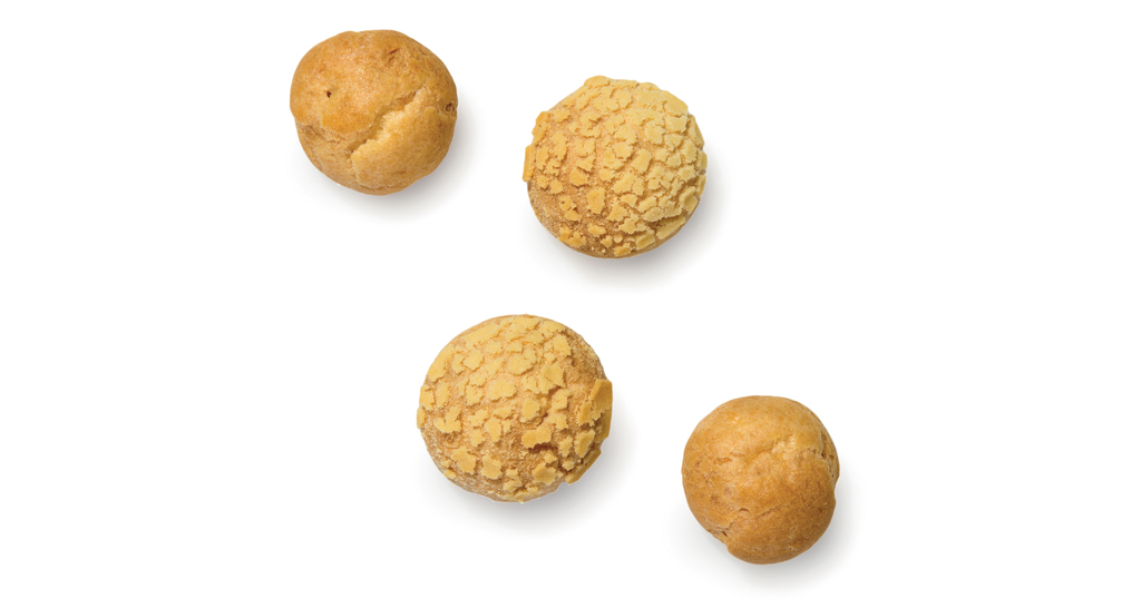 Bignè assortiti su sfondo bianco. Pasticceria italiana, dolciumi, dessert.