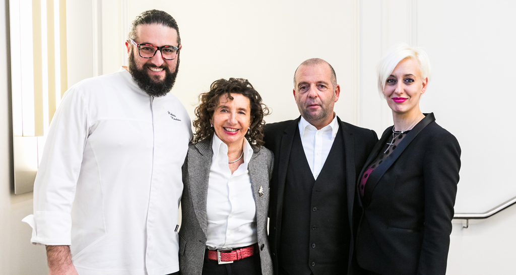 Gruppo di persone. Rinaldini, chef, imprenditori e professionisti in posa. Evento aziendale.