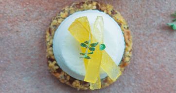 Dolce monoporzione con zenzero candito e timo. Dessert elegante e raffinato.