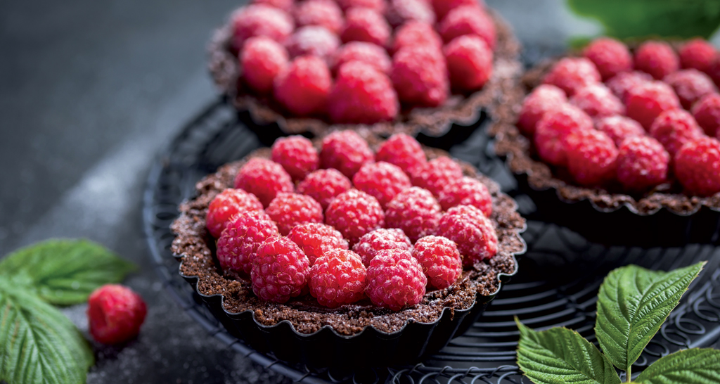 Tartellette al cioccolato e lamponi freschi. Dessert goloso e senza glutine.