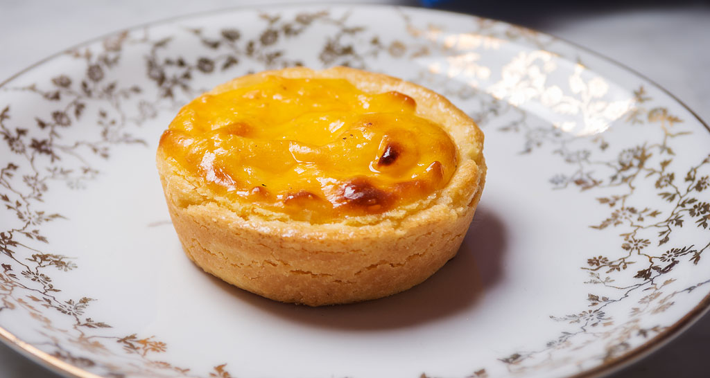 Mini torta crema pasticcera su piatto decorato. Dessert dolce e gustoso.