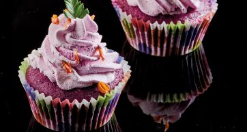 Cupcake viola con glassa rosa. Dessert dolce e colorato.