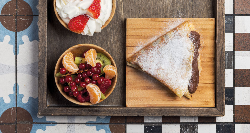 Crêpe alla Nutella con frutta fresca e panna. Dessert goloso.