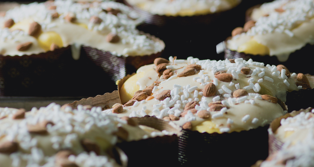 Panettoni artigianali con glassa, mandorle e zuccherini. Dolci natalizi italiani.