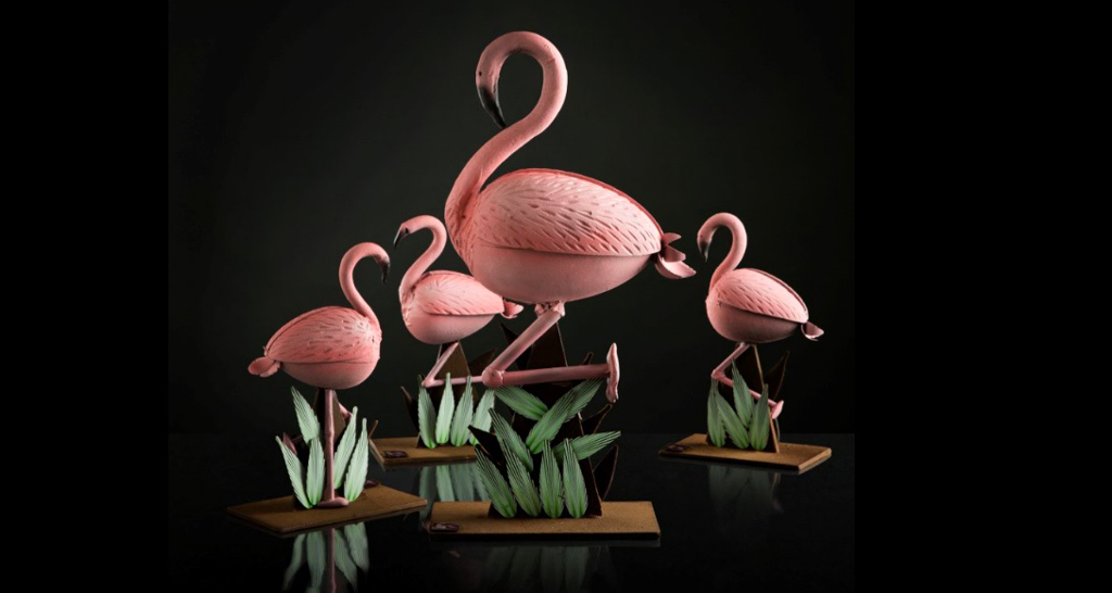 Sculture di cioccolato Knam: fenicotteri rosa decorativi, arte dolciaria.
