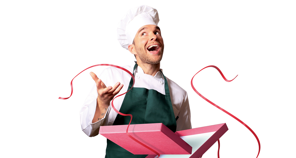 Chef felice con confezione regalo. Packaging per prodotti alimentari, pasticceria.
