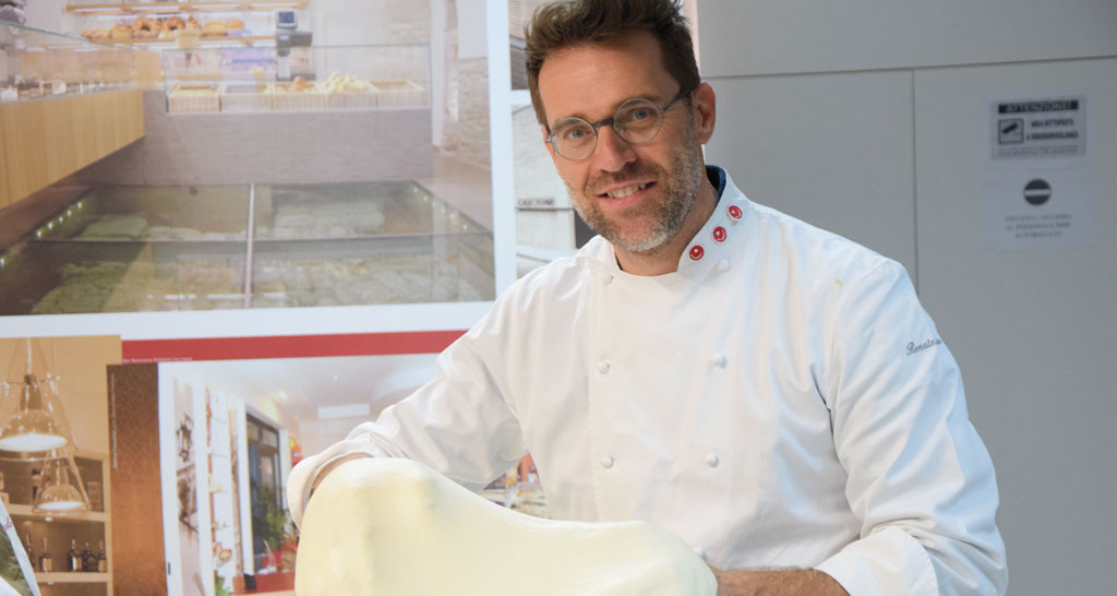 Renato Bosco, pizzaiolo esperto, con impasto. Chef italiano, pizza gourmet e lievitati.