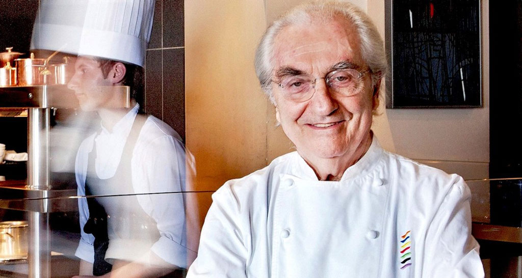 Chef italiano Gualtiero Marchesi sorride. Cucina d'alta gastronomia, cuoco stellato, ristorante.