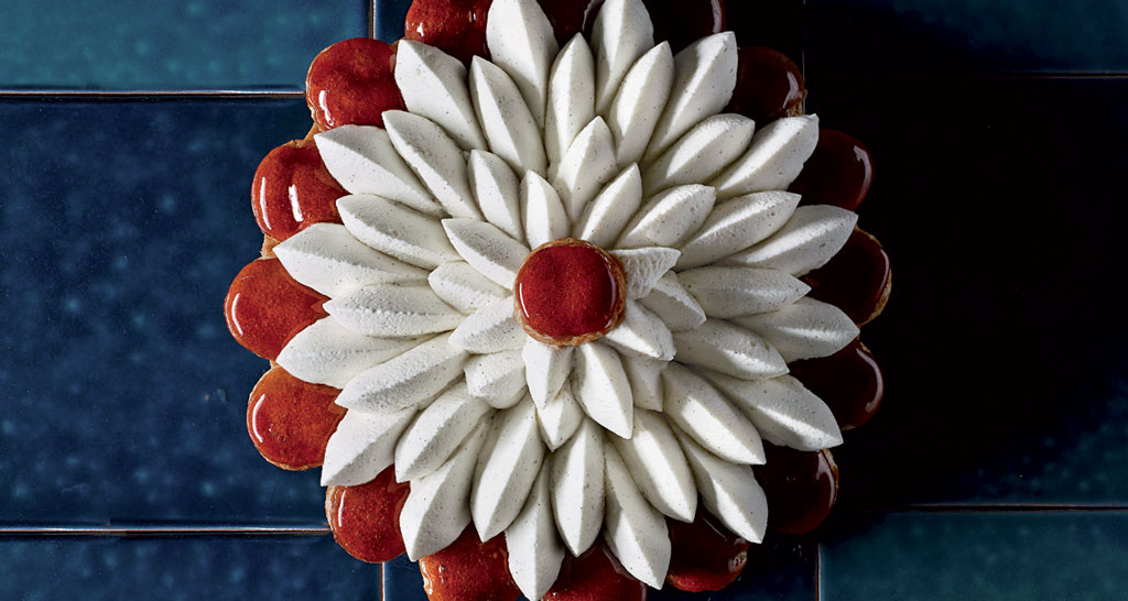 Dolce Saint-Honoré con panna e caramello. Pasticceria francese elegante, dessert gourmet.