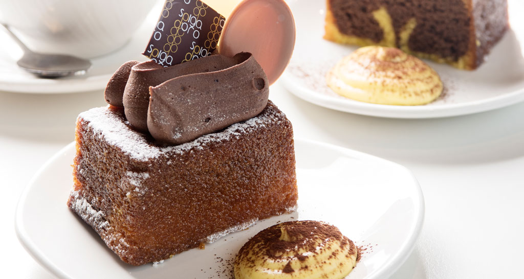 Dolce di kamut con crema al cioccolato. Pasticceria artigianale, dessert goloso.