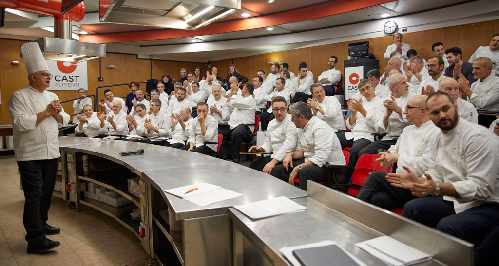 Chef relatore e pubblico di cuochi applaudono al CAST Alimenti, scuola di cucina.