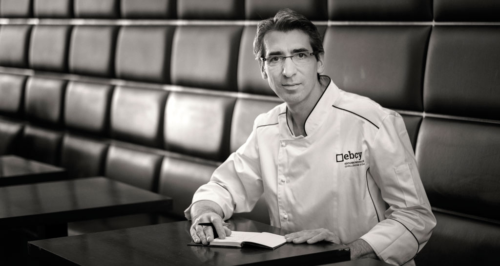 Chef in bianco e nero con taccuino. Cucina gourmet, ristorante di lusso.