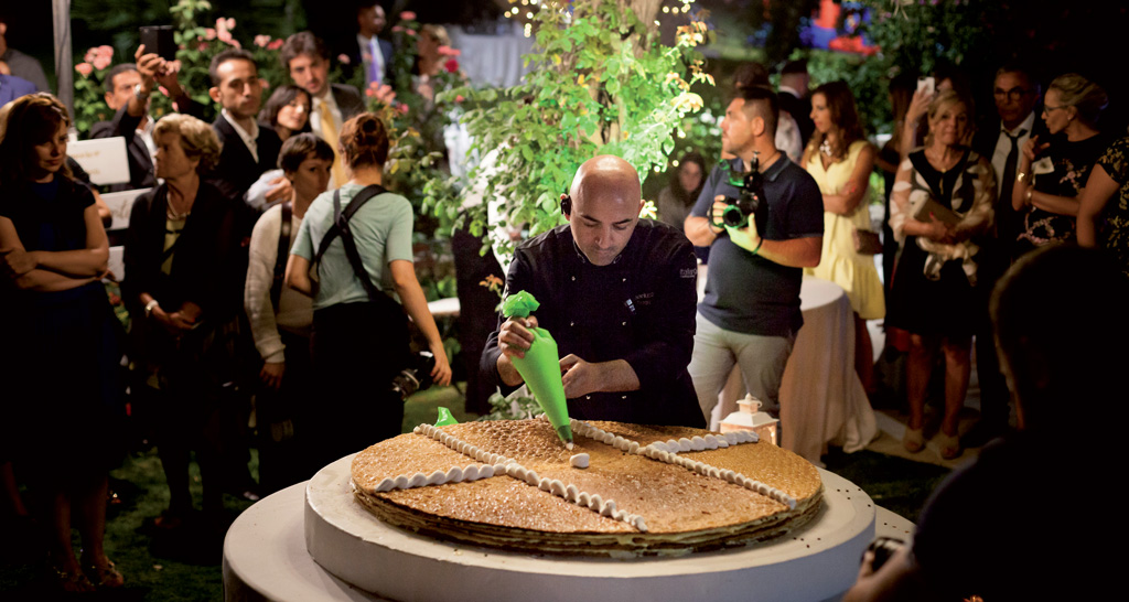 Chef decora torta nuziale. Evento, pasticceria artigianale, dessert speciale.