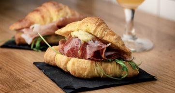Brioche salata con crudo di Norcia. Merenda sfiziosa con croissant farcito, rucola e formaggio.