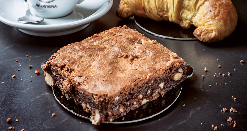 Brownie al cioccolato con noci, croissant e caffè. Colazione golosa.