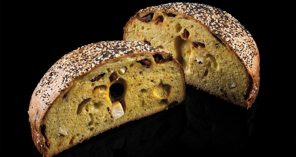 Panettone artigianale tagliato. Frutta secca, canditi, semi di papavero e sesamo. Dolce tradizionale italiano.