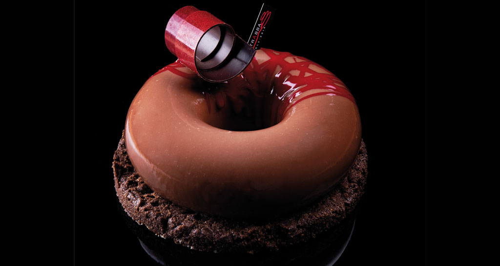 Dolce cioccolato gourmet con glassa rossa. Pasticceria creativa, dessert elegante.