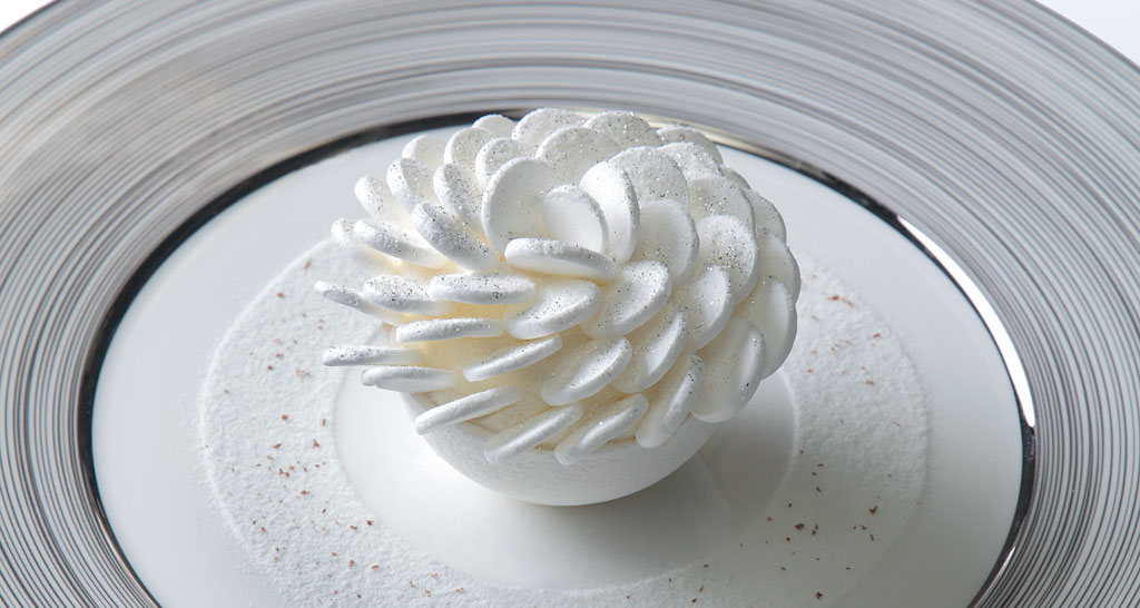 Dolce sferico bianco con decorazioni. Ricetta dessert elegante e raffinata. Piatto di design.