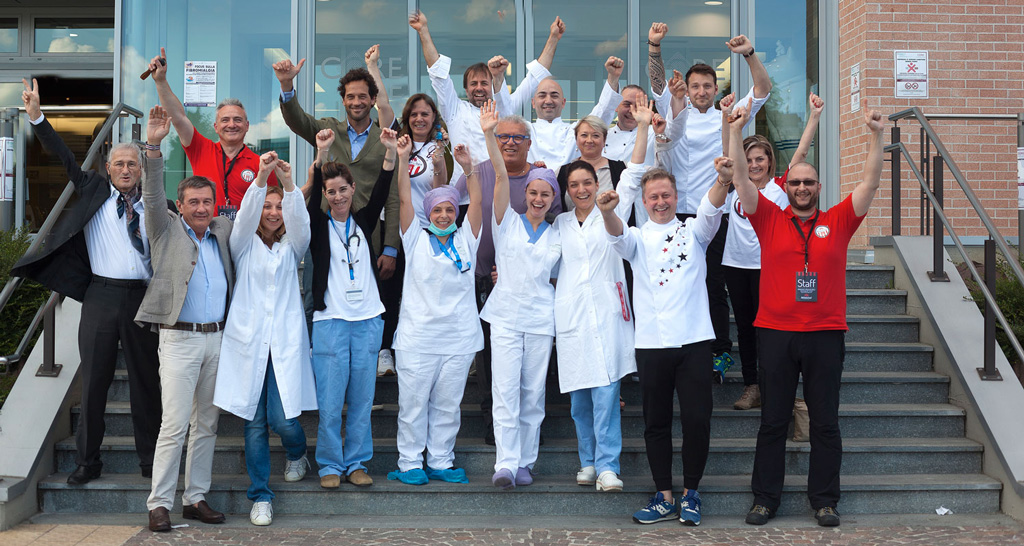 Team medico e volontari esultano a Reggio Emilia. Medici, infermieri e staff celebrano un successo.
