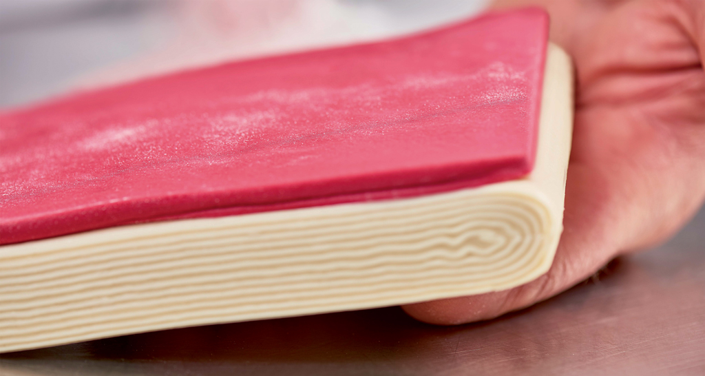 Pasta sfoglia artigianale: strati di pasta e burro, preparazione dolci e salati. Ricetta, pasticceria.