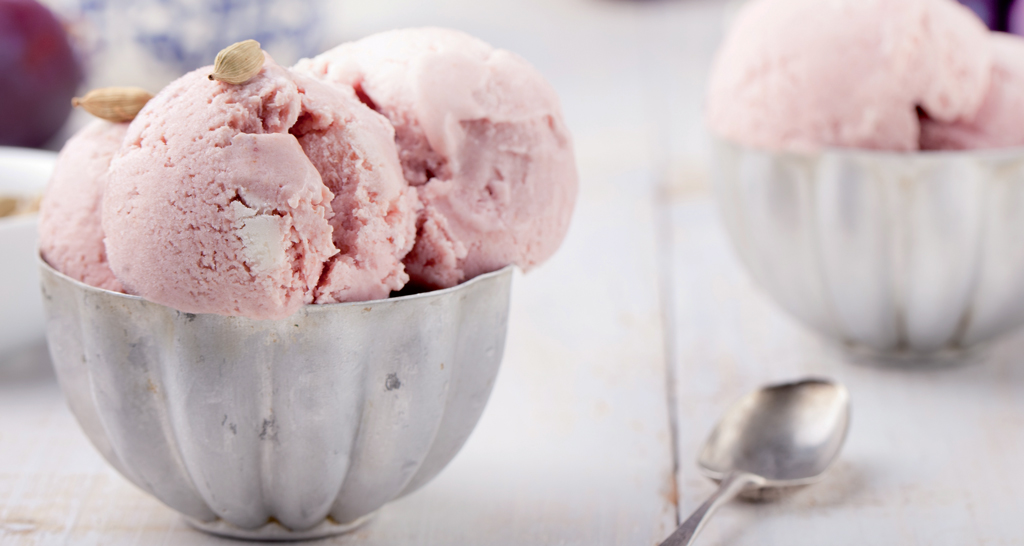 Gelato rosa artigianale in coppetta vintage. Dessert estivo fresco e goloso.