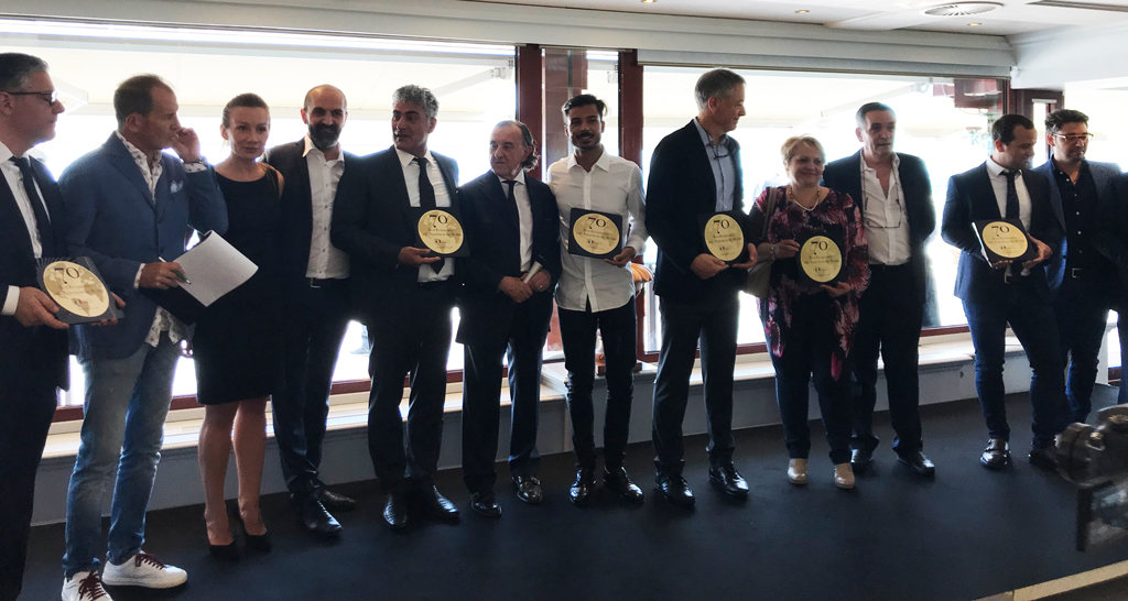 Gruppo di persone con premi Italmill. Celebrazione aziendale, evento formale. Riconoscimento Italmill per i dipendenti.