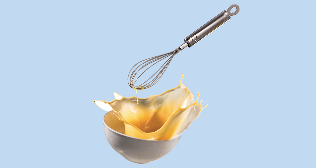 Uova sbattute in ciotola con frusta. Schizzo di uovo. Ricetta con uova fresche.