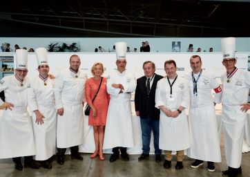Gruppo di chef e persone al Bocuse d'Or. Alta cucina, concorso gastronomico.