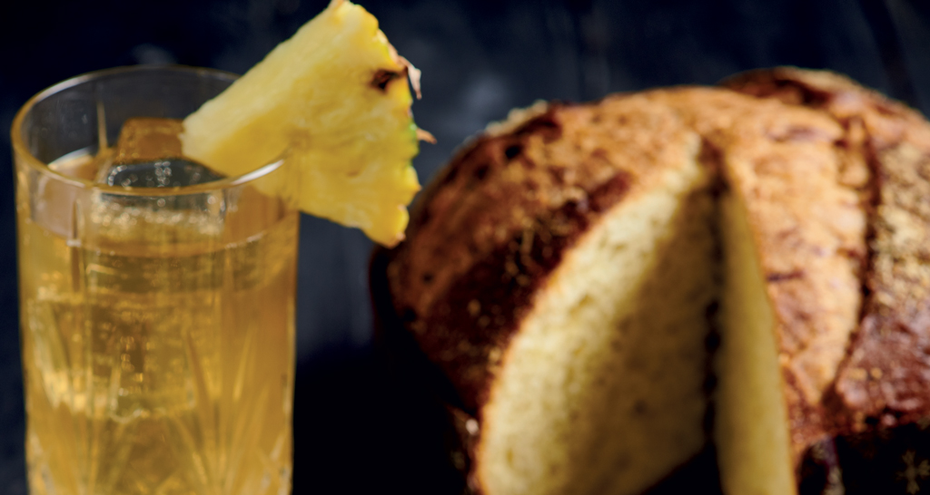 Cocktail con ananas e panettone artigianale. Dolce e bevanda per le feste.